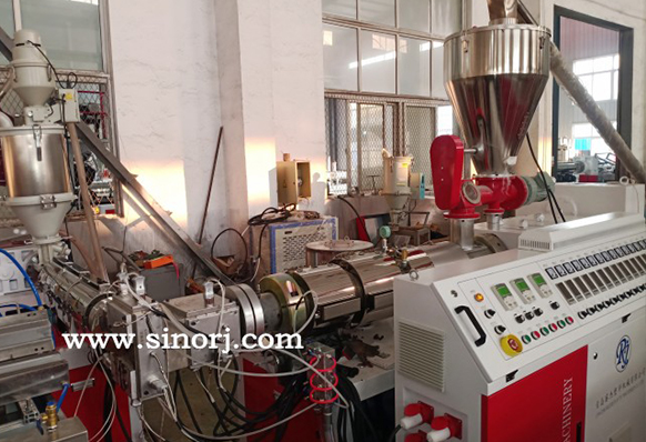 PE共擠木塑型材生產線工廠內連續(xù)試機十天?。?！