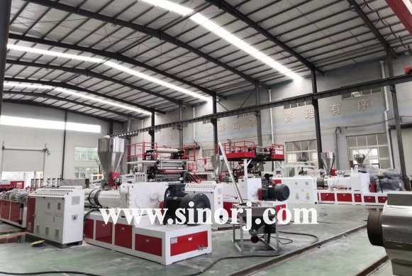 等待發(fā)貨的三套設備：PVC木塑中空門板設備，仿大理石設備，SPC地板設備。