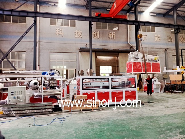 pvc扣板生產線裝柜發(fā)貨中