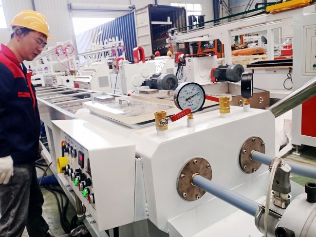 一出二pvc穿線管生產(chǎn)線試機(jī)與pvc仿大理石板生產(chǎn)線裝柜發(fā)貨同時進(jìn)行中。。。。。。