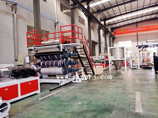 大理石板設(shè)備墻板設(shè)備裝柜進(jìn)行中，扣板生產(chǎn)線試機進(jìn)行時