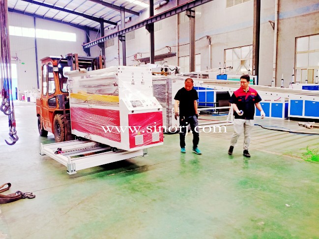 埃及發(fā)泡板設備裝柜發(fā)貨中