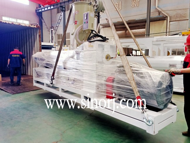 前幾天abs管材生產線，今天UV大理石板生產線，過兩天格柵板生產線裝柜裝柜發(fā)貨發(fā)貨