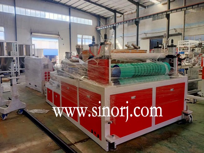 發(fā)往印尼的pvc波浪瓦，T型瓦生產(chǎn)線，大理石uv板生產(chǎn)線開始裝柜