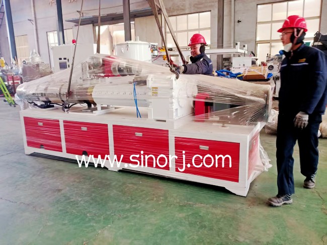 四條pvc墻板生產(chǎn)線裝柜發(fā)貨東南亞